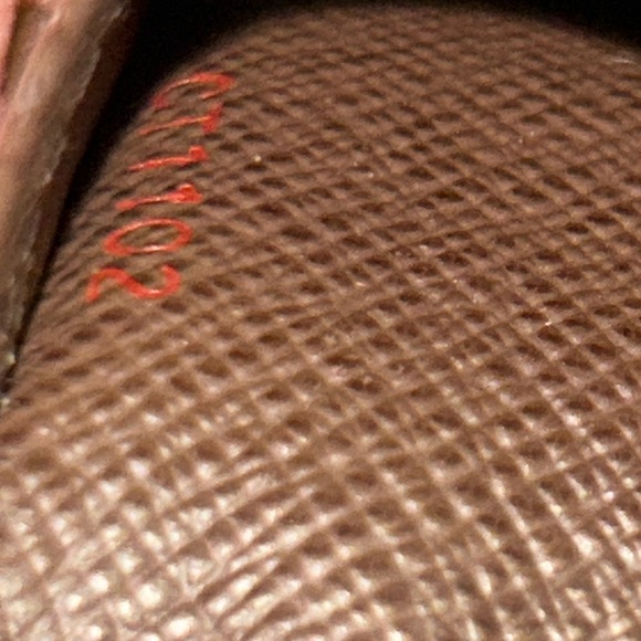 Authentic Louis Vuitton
Damier Ebene Multicles 4 Key Holder - Picture 13 of 13